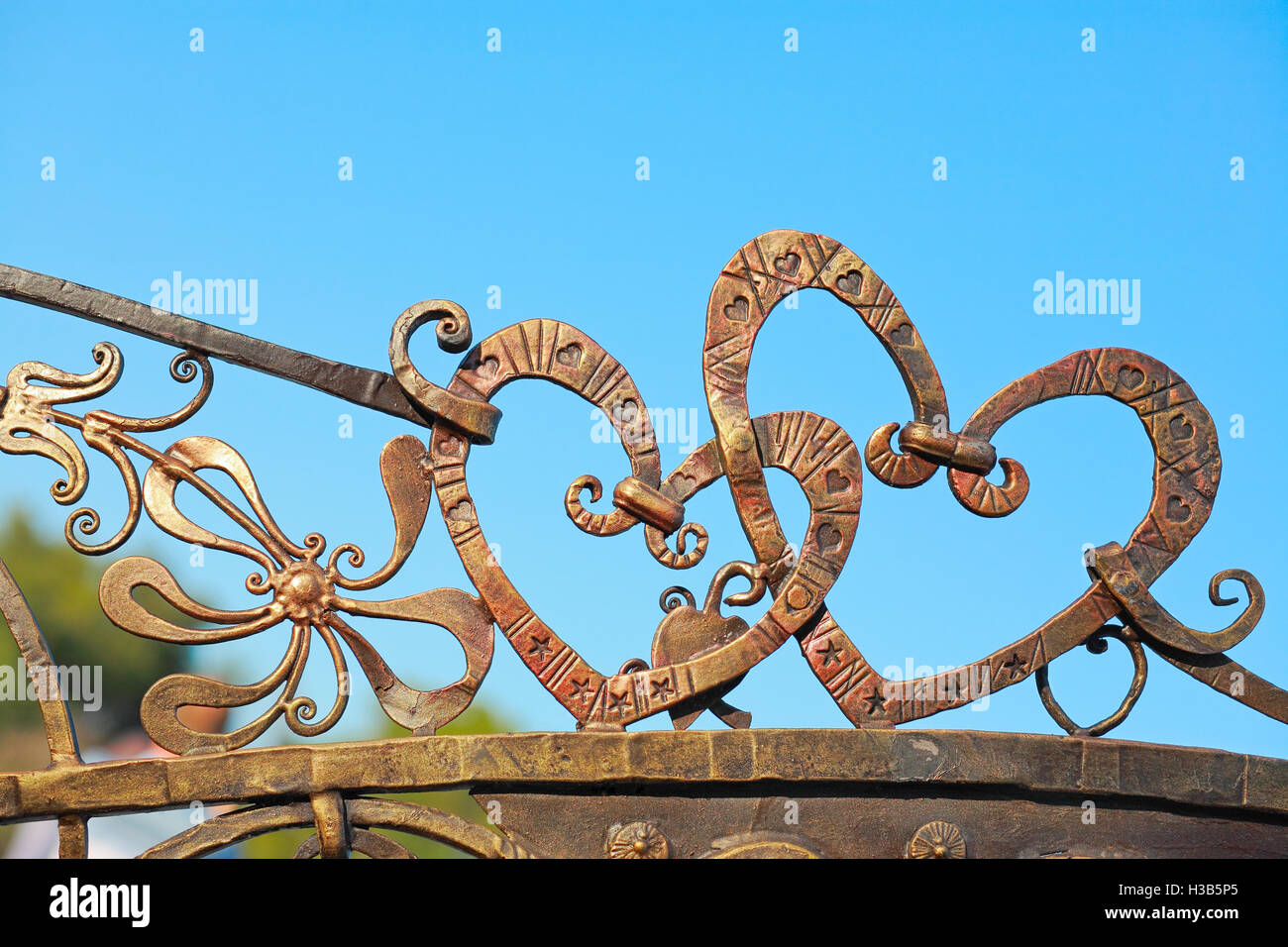 Die geschmiedeten Zaun, Schmiedeeisen Herzen auf dem Zaun Stockfoto