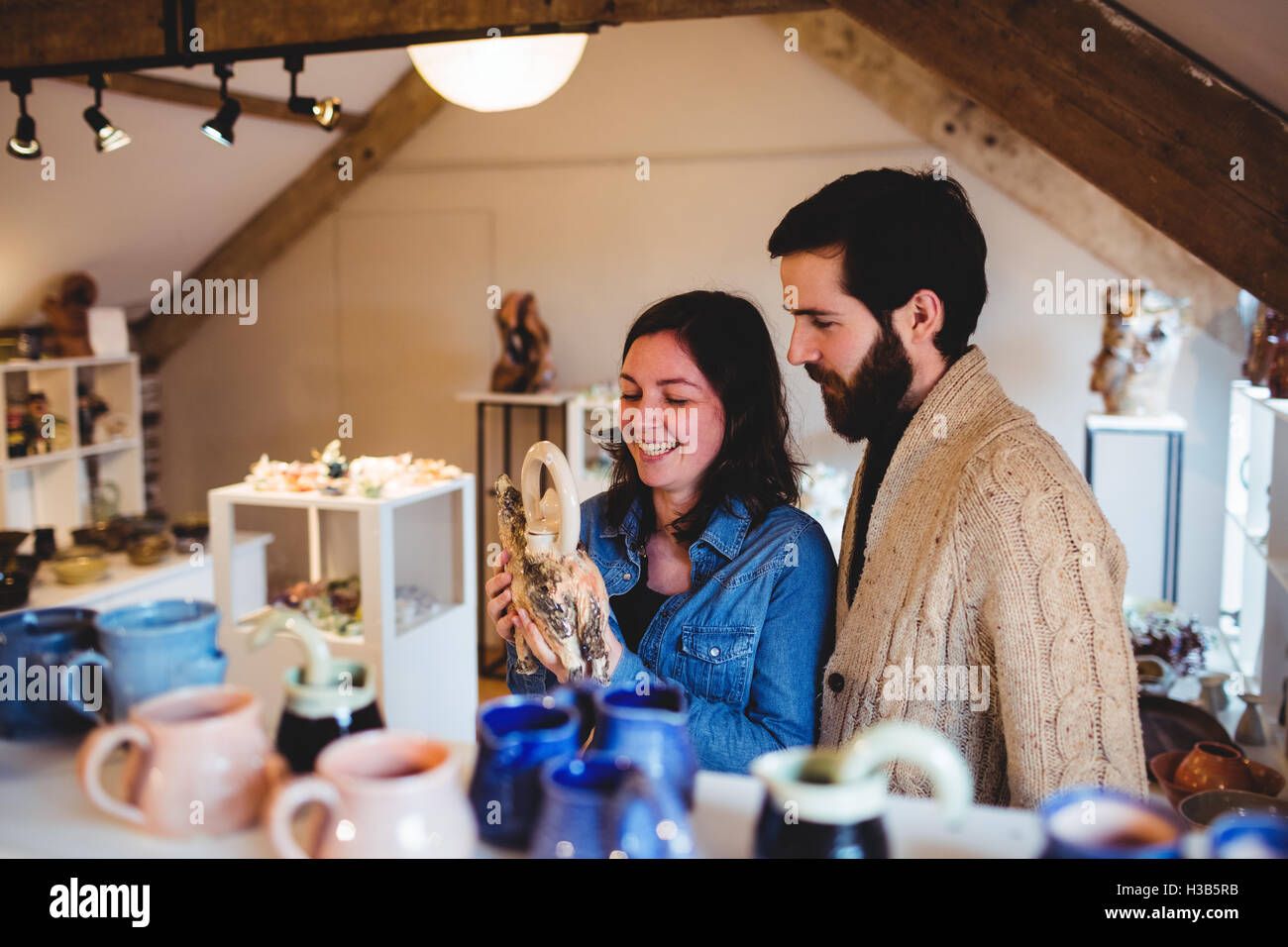 Lächelnde Käufer mit handwerkliche Erzeugnisse im Keramik Shop Stockfoto