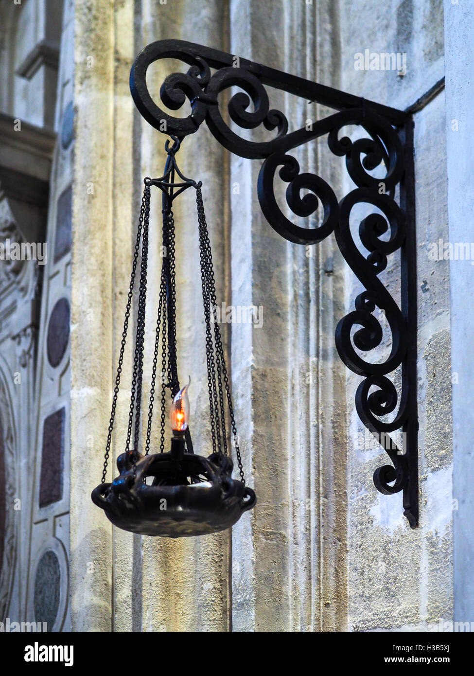 Künstliche Kerze in der Basilika Saint-Seurin in Bordeaux Stockfoto