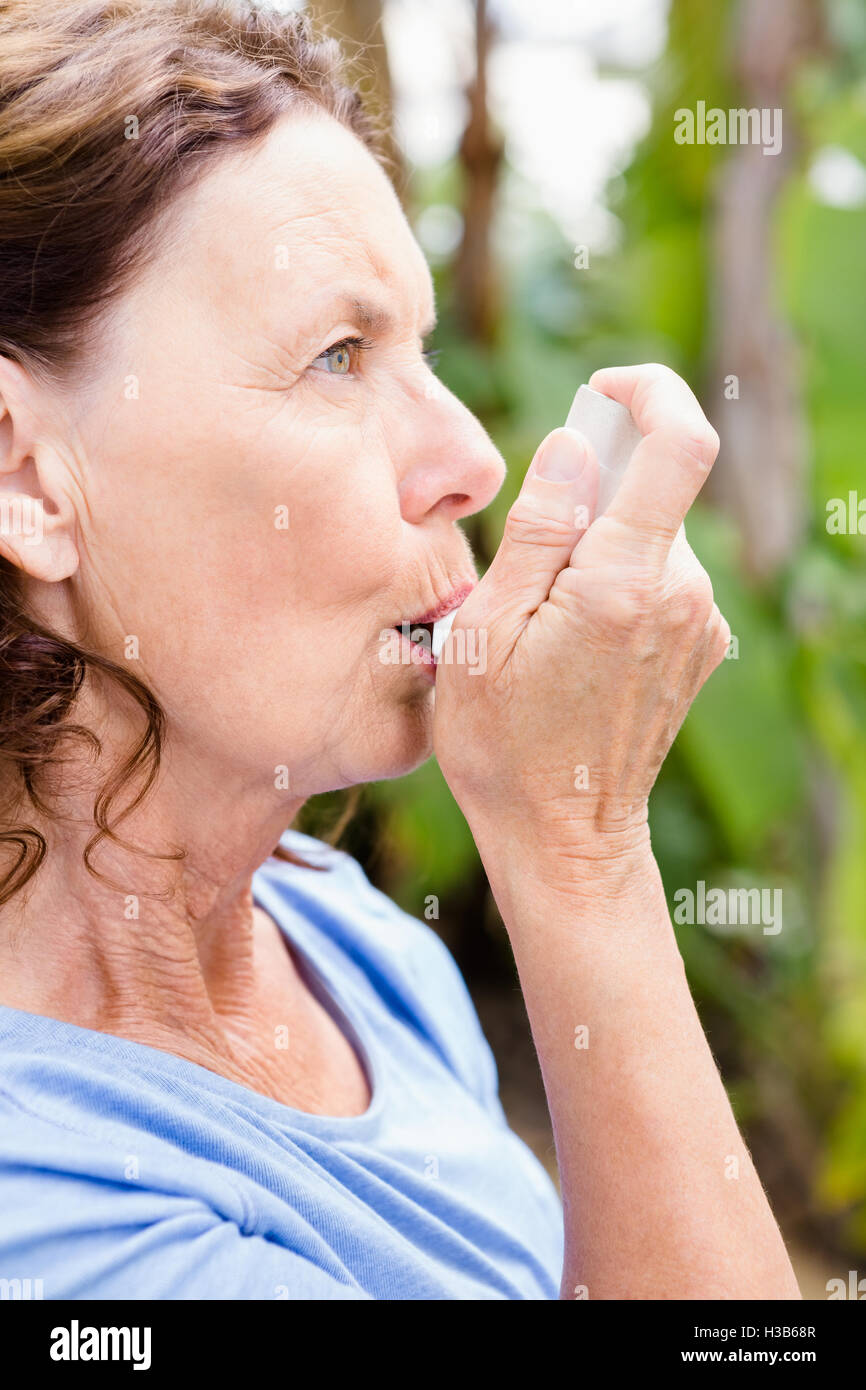 Frau mit Asthma-Inhalator Stockfoto