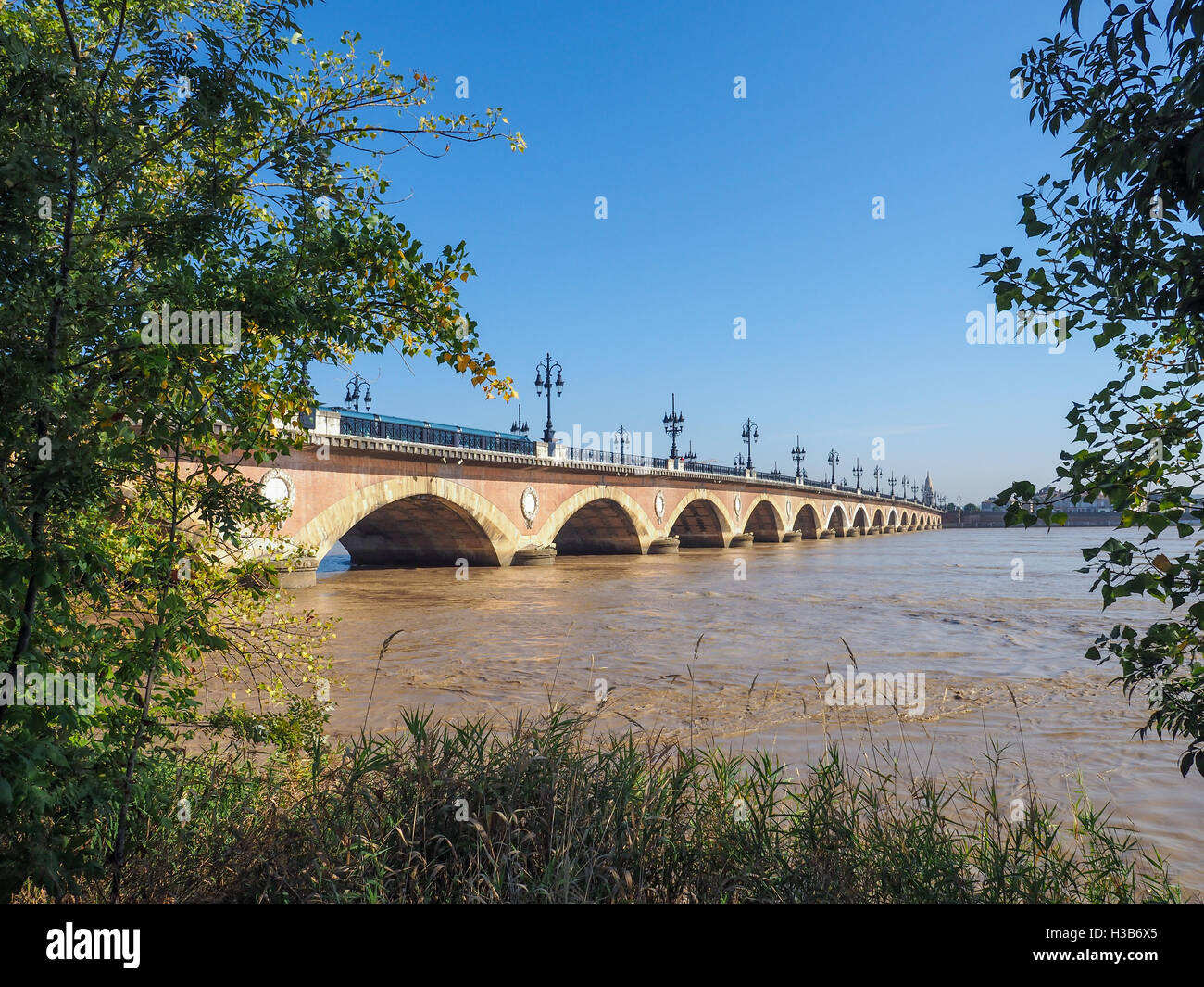Pont de Pierre (Peter Brücke) über den Fluss Garonne in Bordeaux Stockfoto
