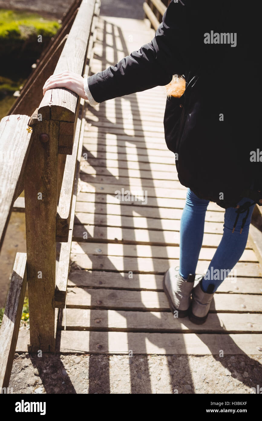 Junge Frau auf einer Brücke Stockfoto