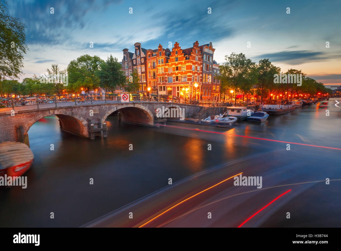 Night city Blick auf Amsterdam Canal und Brücke Stockfoto