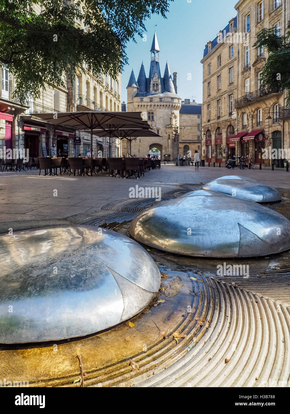 Ansicht der modernen Skulptur in der Nähe von Porte Cailhau (Palace Gate) in Bordeaux Stockfoto