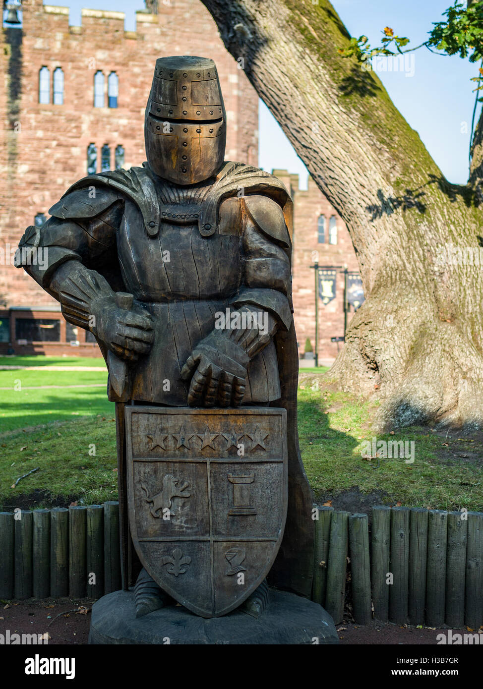 Hölzerne Ritter auf dem Gelände des Peckforton Castle Stockfoto