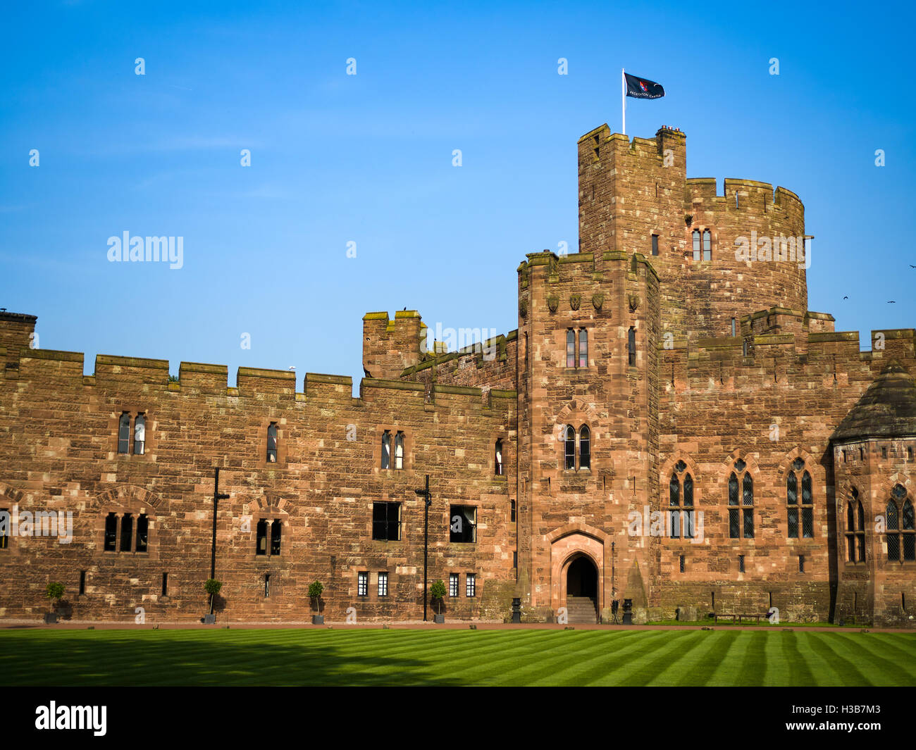 Peckforton Castle in der Nachmittagssonne getaucht Stockfoto