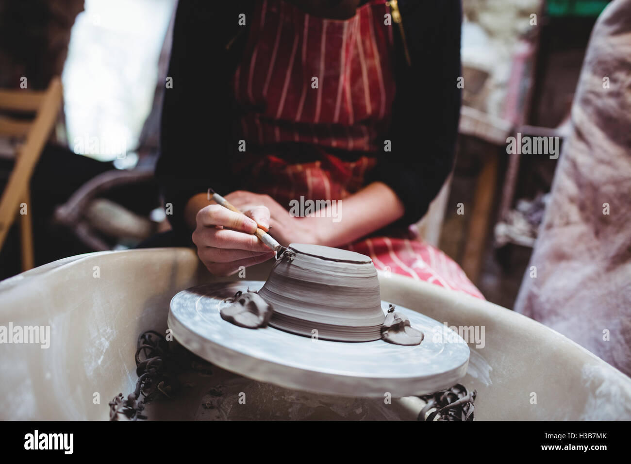 Mittelteil von Potter Vorbereitung keramischen Behälter Stockfoto