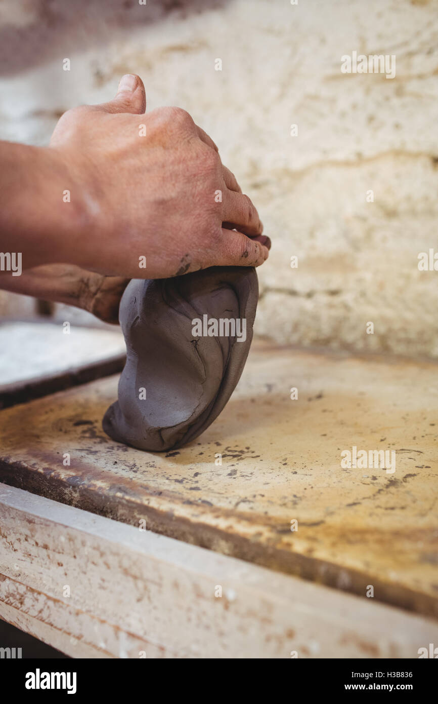 Händen eines Mannes molding Clay beschnitten Stockfoto