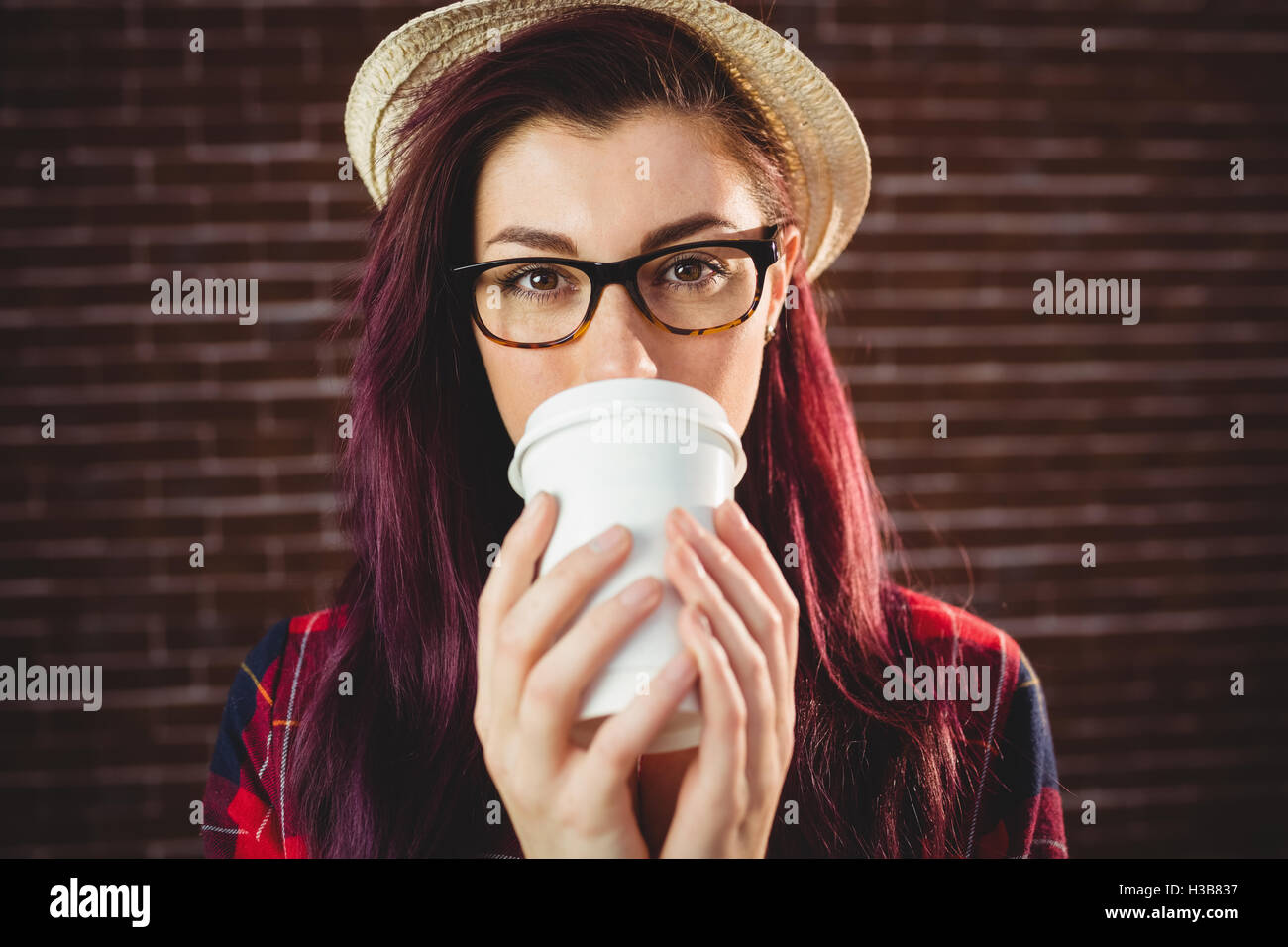 Junge Frau, die einen Kaffee trinken Stockfoto