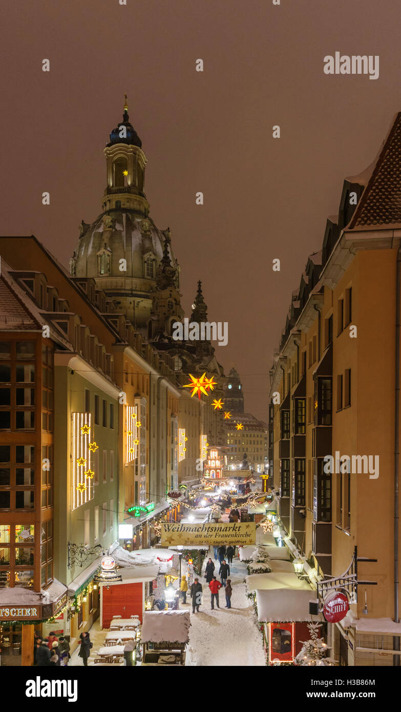 Dresden: Münzgasse und Kirche Frauenkirche mit Weihnachtsmarkt, Sachsen, Sachsen, Deutschland Stockfoto