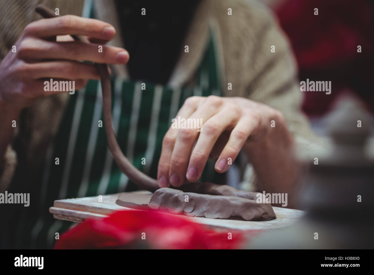 Mittelteil der männlichen Potter arbeiten Stockfoto