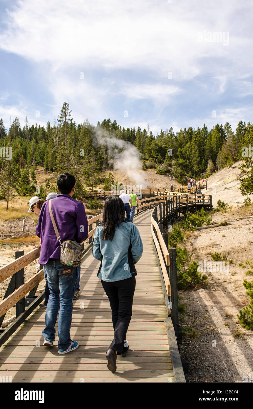 Besucher am Boardwalk Mud Volcano Anzeigebereich, Yellowstone-Nationalpark, Wyoming, USA. Stockfoto