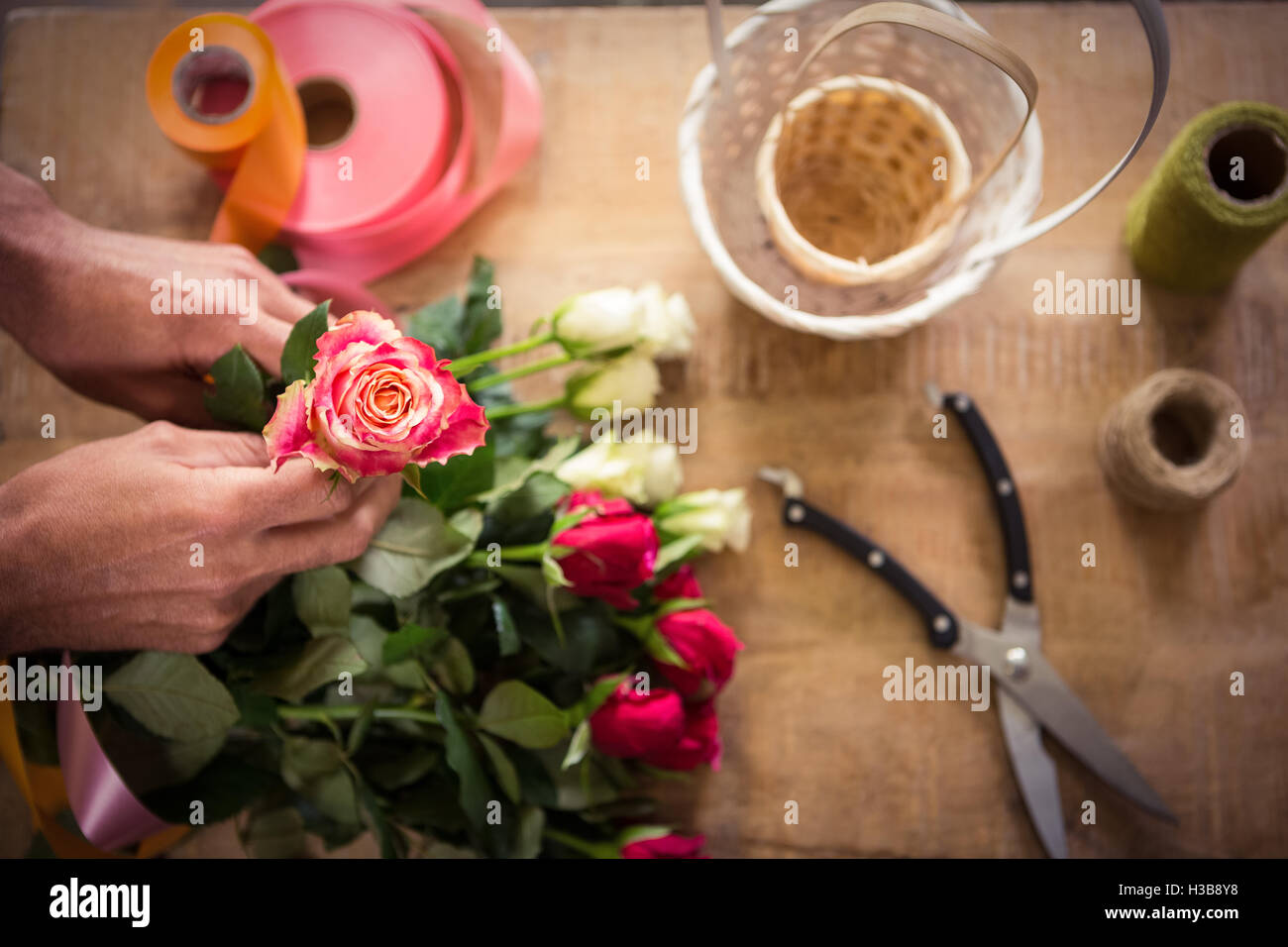 Männliche Blumengeschäft Strauß Blumen vorbereiten Stockfoto