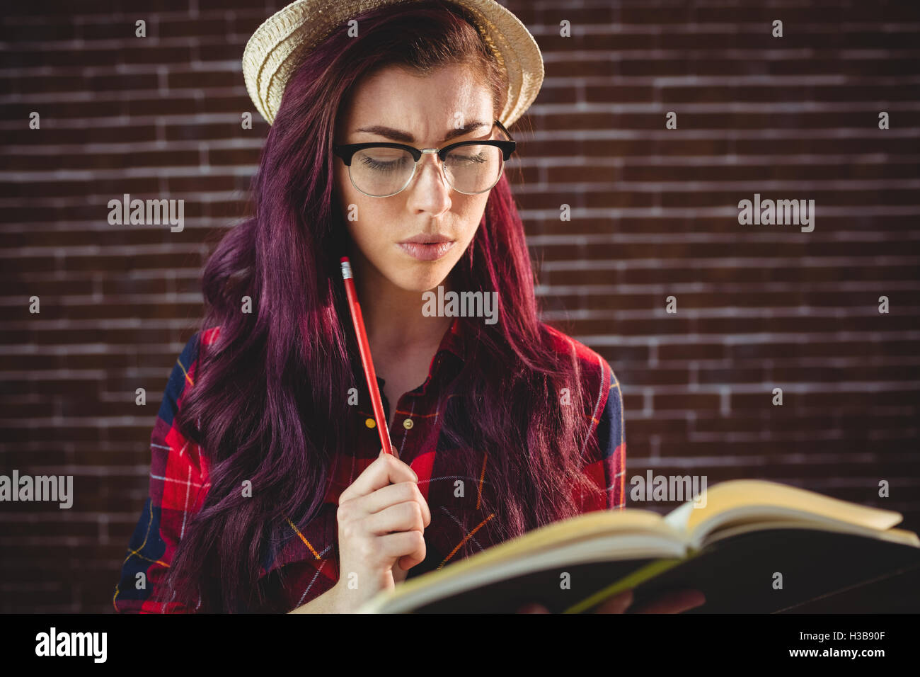 Junge Frau mit einem Buch Stockfoto