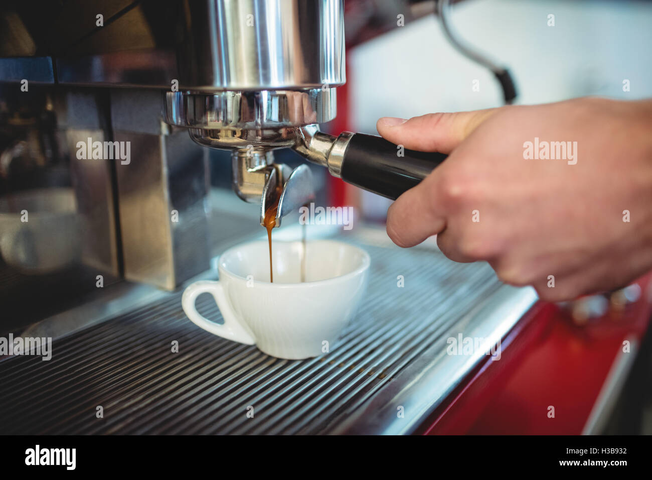 Zugeschnittenes Bild der Kellner Griff Espresso im café Stockfoto