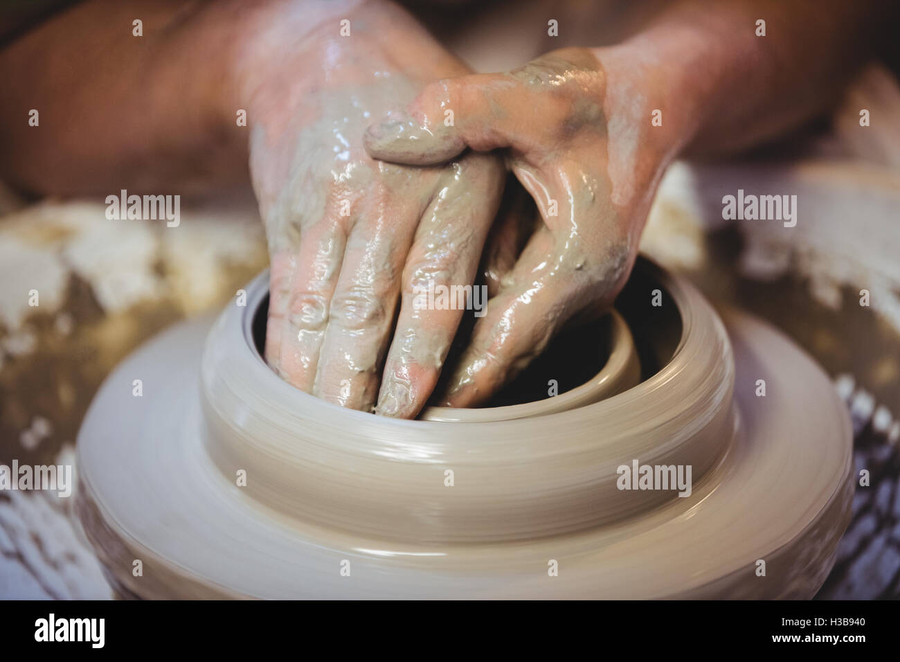 Hände des Handwerkers in Keramikwerkstatt beschnitten Stockfoto