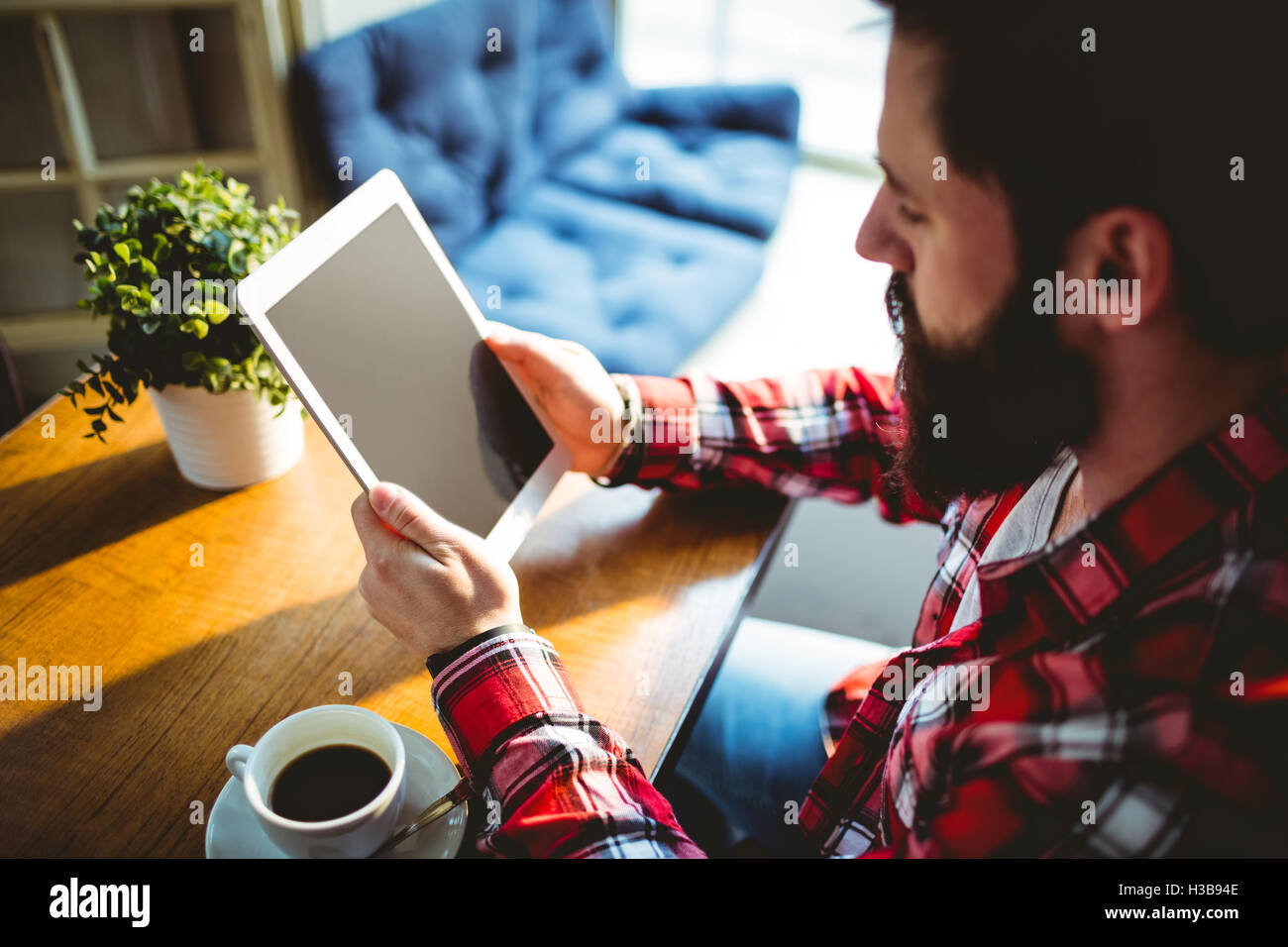 Hipster mit Tablet-Computer im café Stockfoto