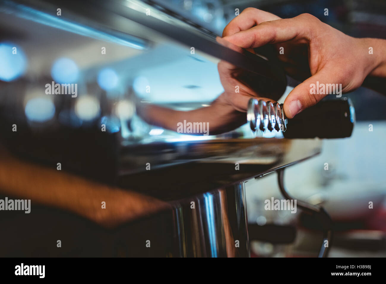 Zugeschnittenes Bild der Kellner Maschine Taste im Coffee house Stockfoto