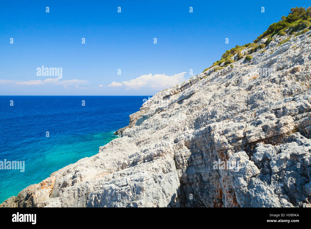 Seelandschaft mit grauen Küstenfelsen der griechischen Insel Zakynthos im Ionischen Meer, hellen Sommertag Stockfoto