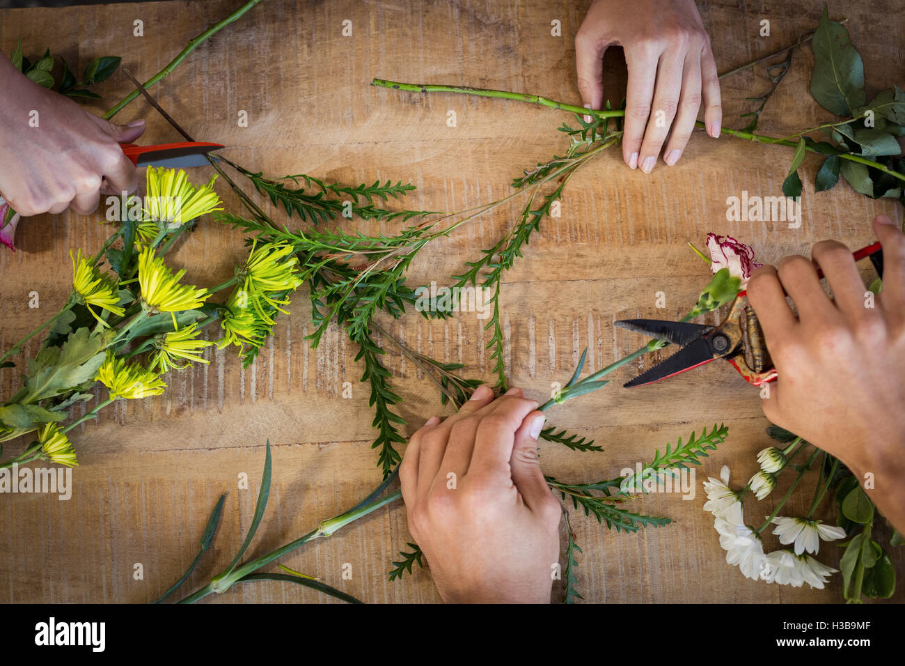 Händen der Florist Blumenstrauss vorbereiten Stockfoto