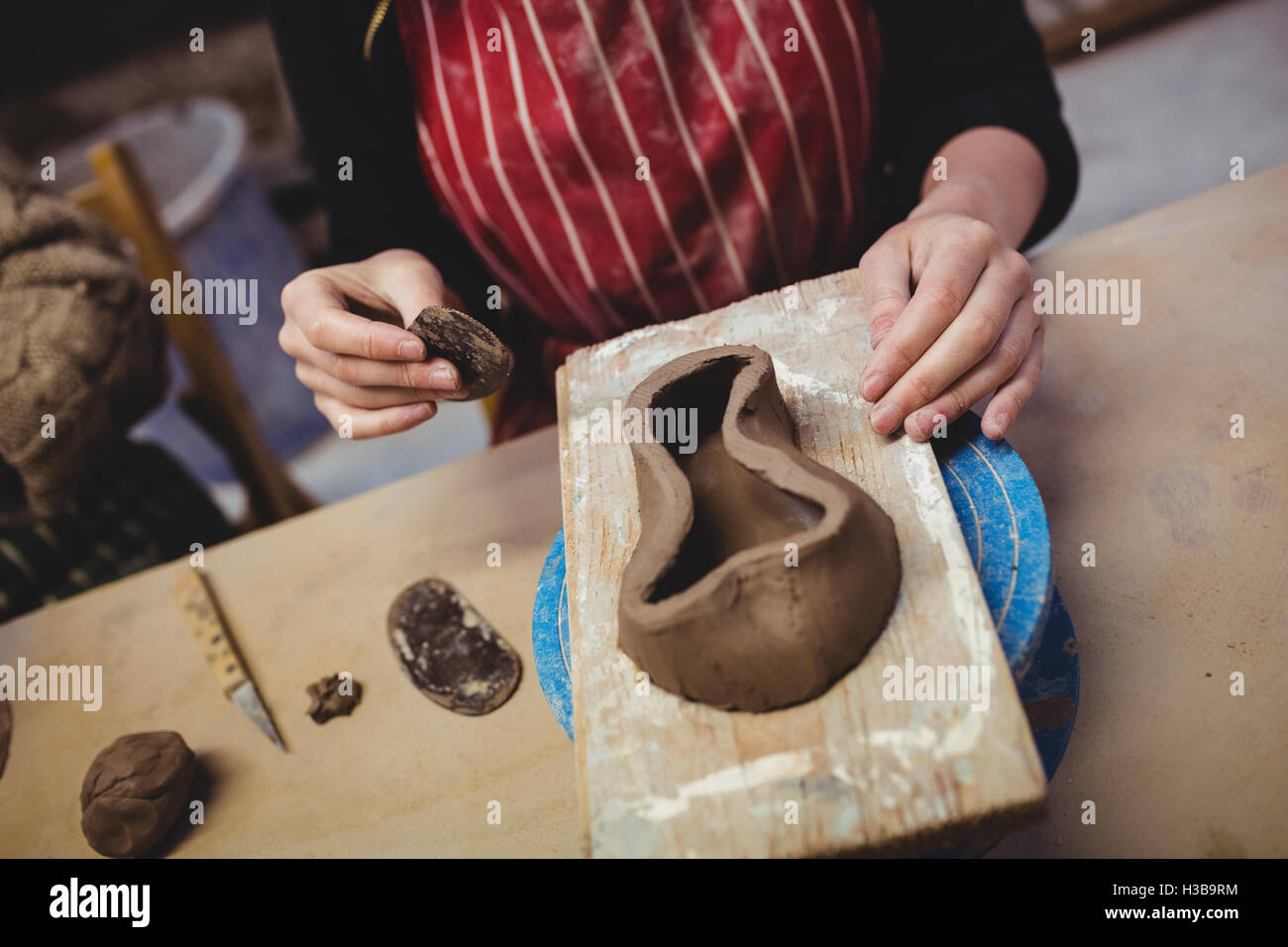 Mittelteil des weiblichen Potter mit Ton Stockfoto