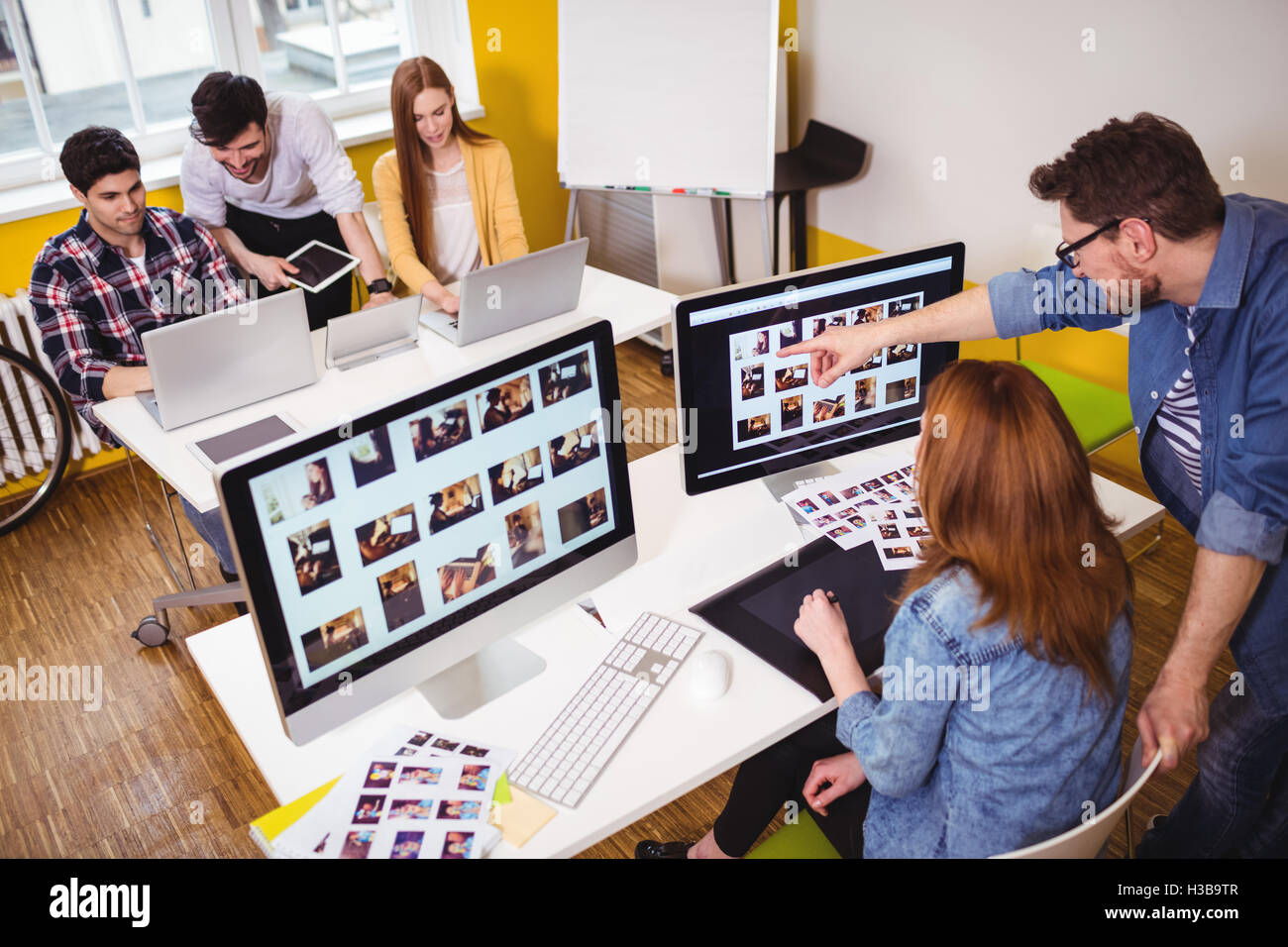 Foto-Editoren, die Arbeit am Computer Stockfoto