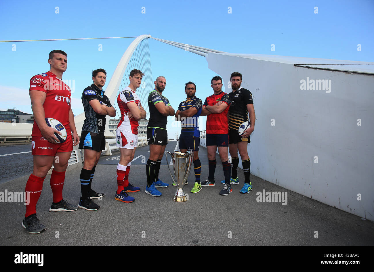 (Links-rechts) Scarlets' Scott Williams, Glasgow Warriors Captain Henry Pyrgos, Ulster Captain Andrew Trimble, Connacht Captain John Muldoon, Edinburgh Captain Duncan Weir, Leinster Captain Isa Nacewa, Munster Captain Peter O'Mahony und Zebre Captain George Biagi während der Eröffnung der Pro 12 Clubs im Dublin Convention Center, Irland. DRÜCKEN SIE VERBANDSFOTO. Bilddatum: Mittwoch, 5. Oktober 2016. Bildnachweis sollte lauten: Brian Lawless/PA Wire. Bitte kontaktieren Sie PA IMA Stockfoto