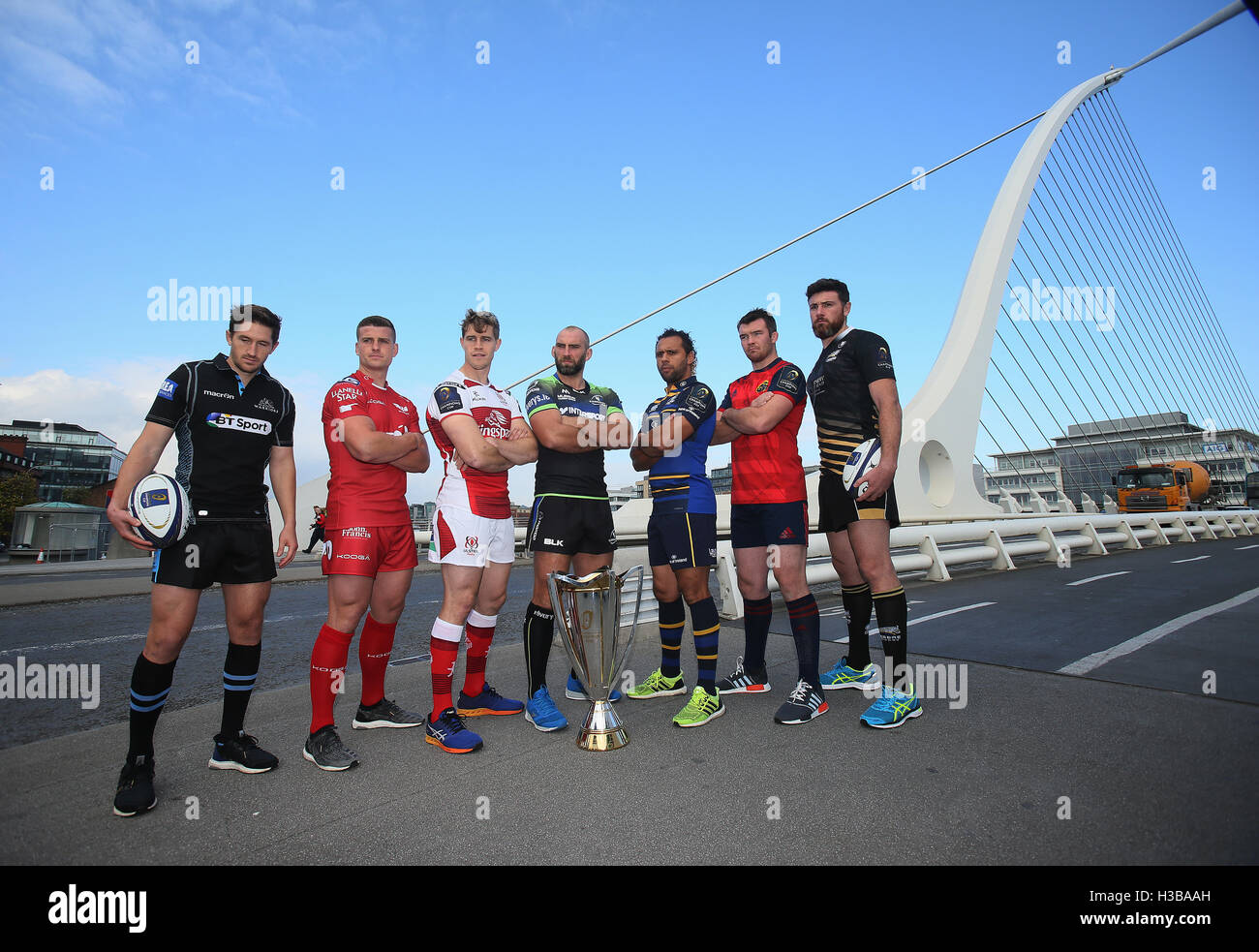 (Links-rechts) der Kapitän der Glasgow Warriors Henry Pyrgos, Scott Williams von Scarlets, der Ulster-Kapitän Andrew Trimble, der Kapitän der Connacht John Muldoon, der Leinster-Kapitän Isa Nacewa, der Munster-Kapitän Peter O'Mahony und der Zebre-Kapitän George Biagi während der Eröffnung der Pro 12 Clubs im Dublin Convention Center, Irland. DRÜCKEN SIE VERBANDSFOTO. Bilddatum: Mittwoch, 5. Oktober 2016. Foto sollte lauten: Brian Lawless/PA Wire. Bitte kontaktieren Sie PA Images für weitere Informationen: TE Stockfoto