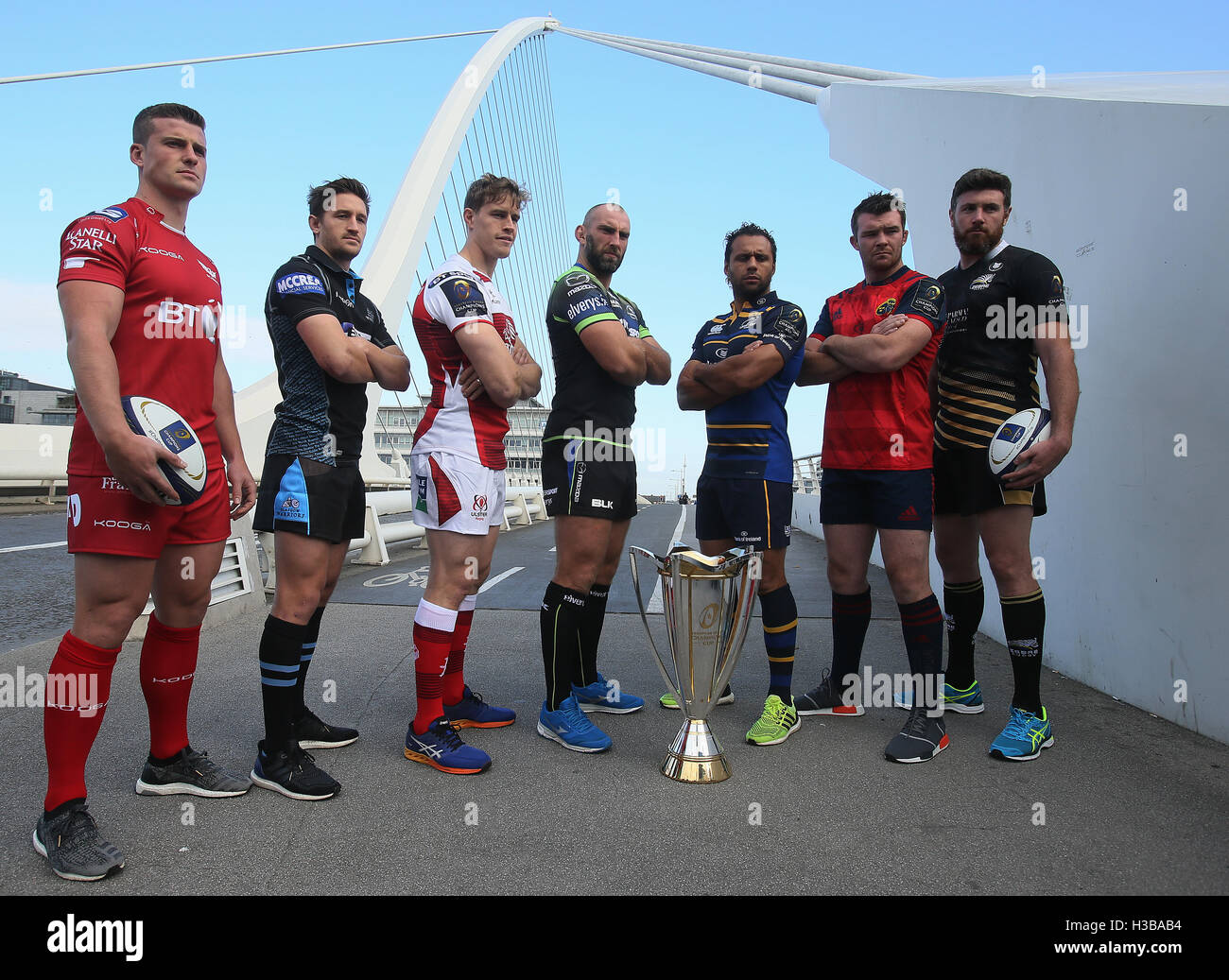 (links-rechts) Scarlets Scott Williams, Glasgow Warriors Kapitän Henry Pyrgos, Ulster Kapitän Andrew Trimble, Connacht Kapitän John Muldoon, Edinburgh Kapitän Duncan Weir, Leinster Kapitän Isa Nacewa, Munster Kapitän Peter O'Mahony und Zebre Kapitän George Biagi während der European Rugby Champions Cup/Challenge Cup Turniere Pro 12 Clubs in Dublin Convention Centre, Irland zu starten. Stockfoto