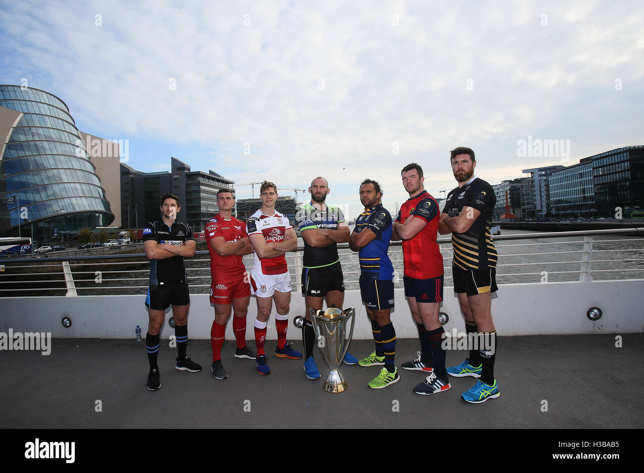 (links-rechts) Glasgow Warriors Kapitän Henry Pyrgos, Scarlets Scott Williams, Ulster Kapitän Andrew Trimble, Connacht Kapitän John Muldoon, Leinster Kapitän Isa Nacewa, Munster Kapitän Peter O'Mahony und Zebre Kapitän George Biagi während der European Rugby Champions Cup/Challenge Cup Turniere Pro 12 Clubs in Dublin Convention Centre, Irland zu starten. Stockfoto