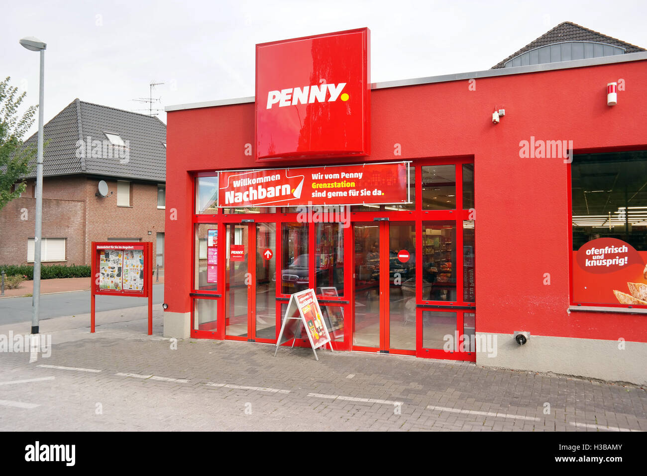 Eingang des Penny-Discounter an der niederländisch - deutschen Grenze. Stockfoto