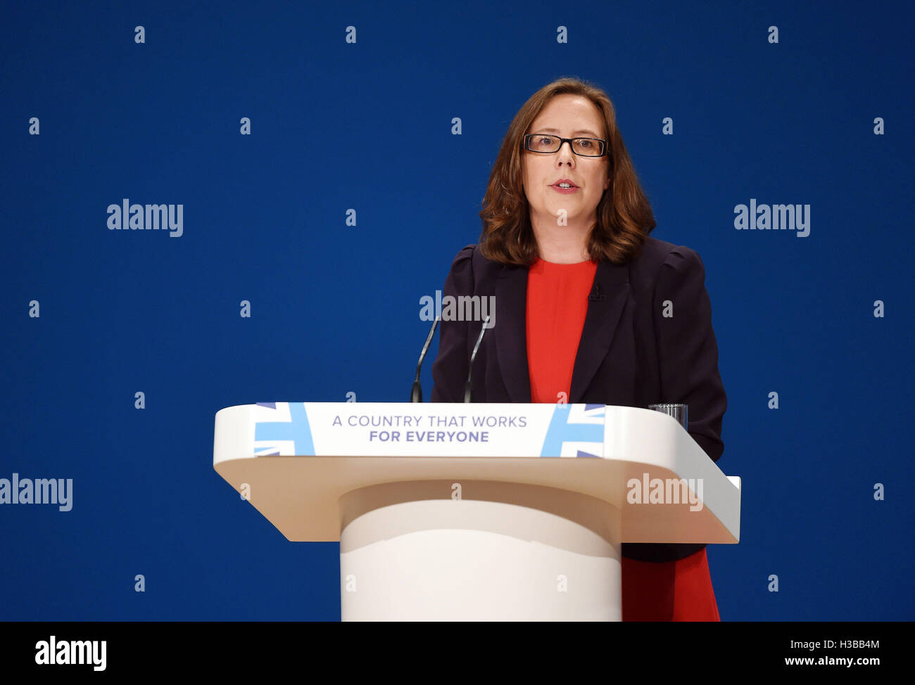 Führer des House Of Lords, Baroness Natalie Evans, befasst sich die Delegierten am vierten Tag der konservativen Partei-Konferenz im ICC in Birmingham. Stockfoto