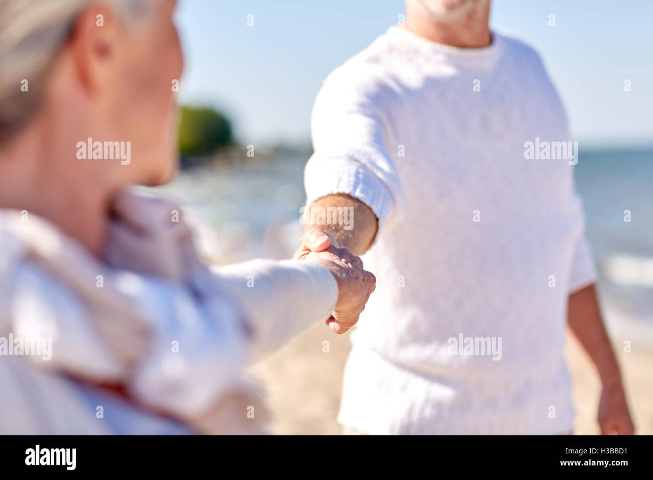 Nahaufnahme eines älteres paar Hand in Hand am Strand Stockfoto