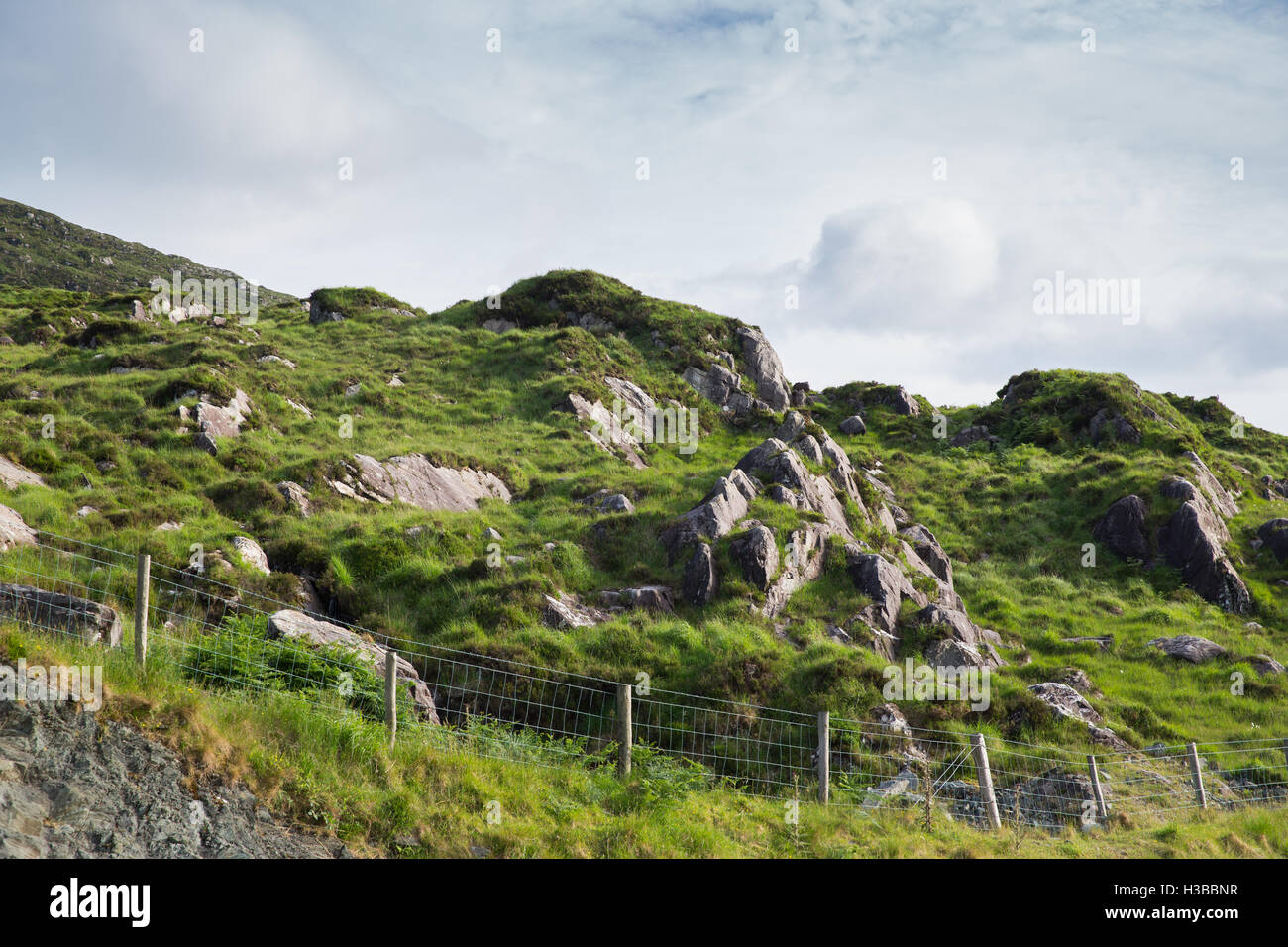 Blick auf felsigen Hügeln in Irland Stockfoto