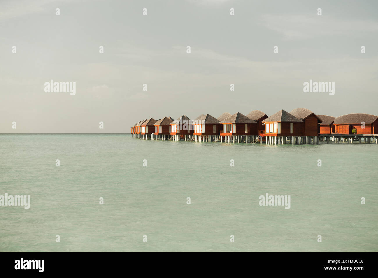 Bungalow-Hütten im Meerwasser auf exotischen Strand Stockfoto