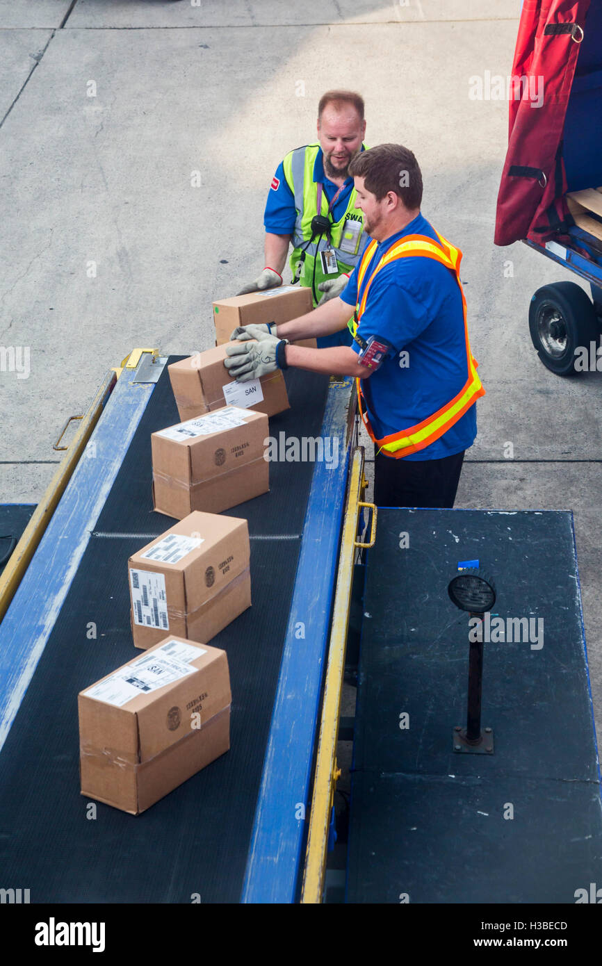 Detroit, Michigan - Arbeiter laden Kisten auf einem Jet in Detroit Metro Airport. Stockfoto