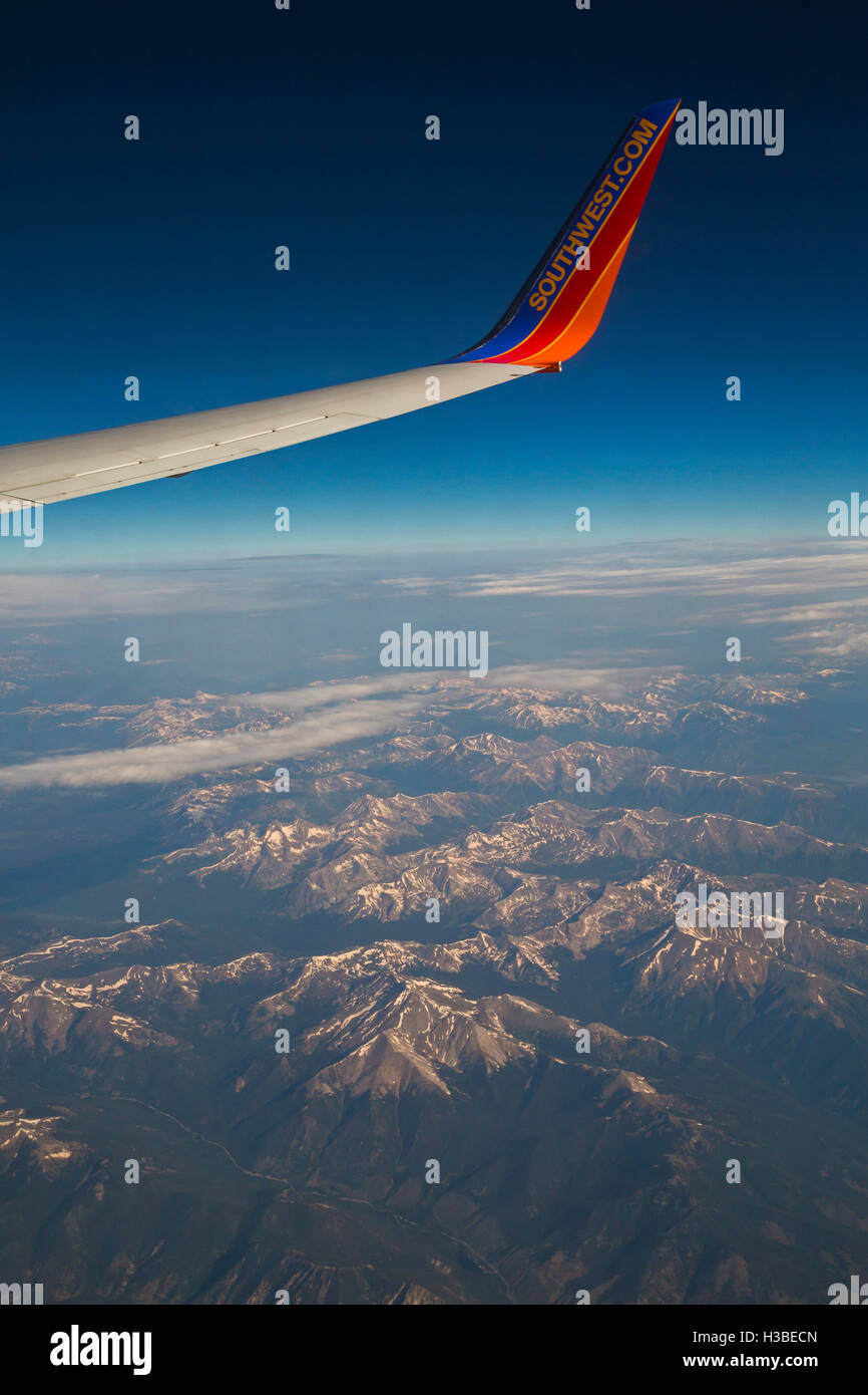 Southwest Airlines Jet fliegt über Colorado Mountains. Stockfoto