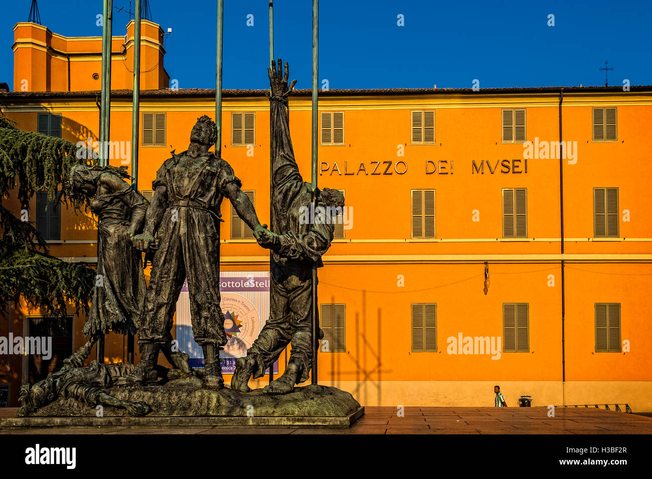 Italien-Emilia-Romagna-Reggio Emilia Piazza dei Teatri - Piazza della Vittoria Musei Civici und Krieg-Denkmal-Widerstand Stockfoto