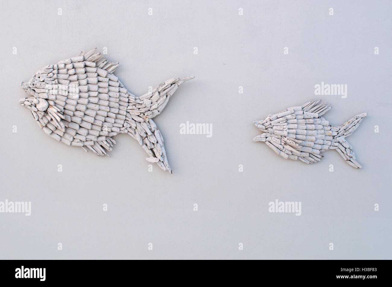 Fuerteventura, Kanarische Inseln, Nordafrika, Spanien: Innenausstattung, dekorativen Intarsien Fische auf einer weißen Wand Stockfoto