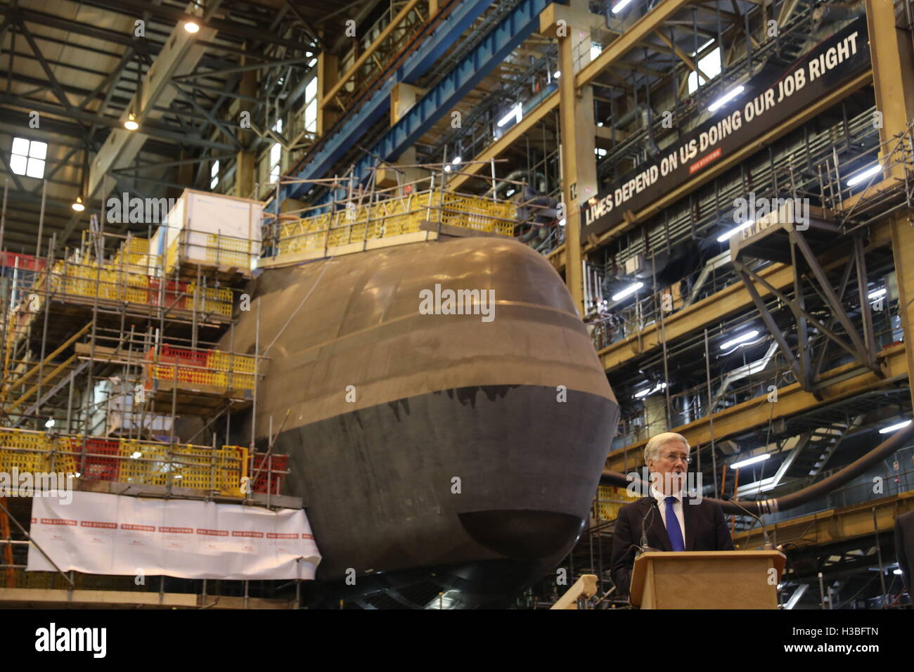 Defence Secretary Michael Fallon spricht vor HMS Audacious bei BAE Systems, Bau-in-Furness, wo er eine Stahl-schneiden, offiziell eingeladen wird beginnt Produktion von Großbritanniens nächste Generation von Atom-u-Booten. Stockfoto