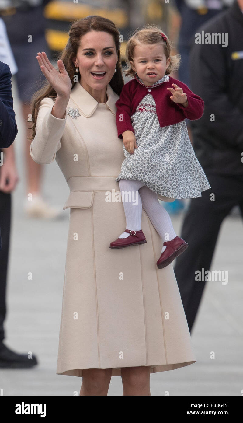 Catherine, Herzogin von Cambridge, hält ihre Tochter Prinzessin Charlotte im Hafen von Victoria, Kanada. Stockfoto