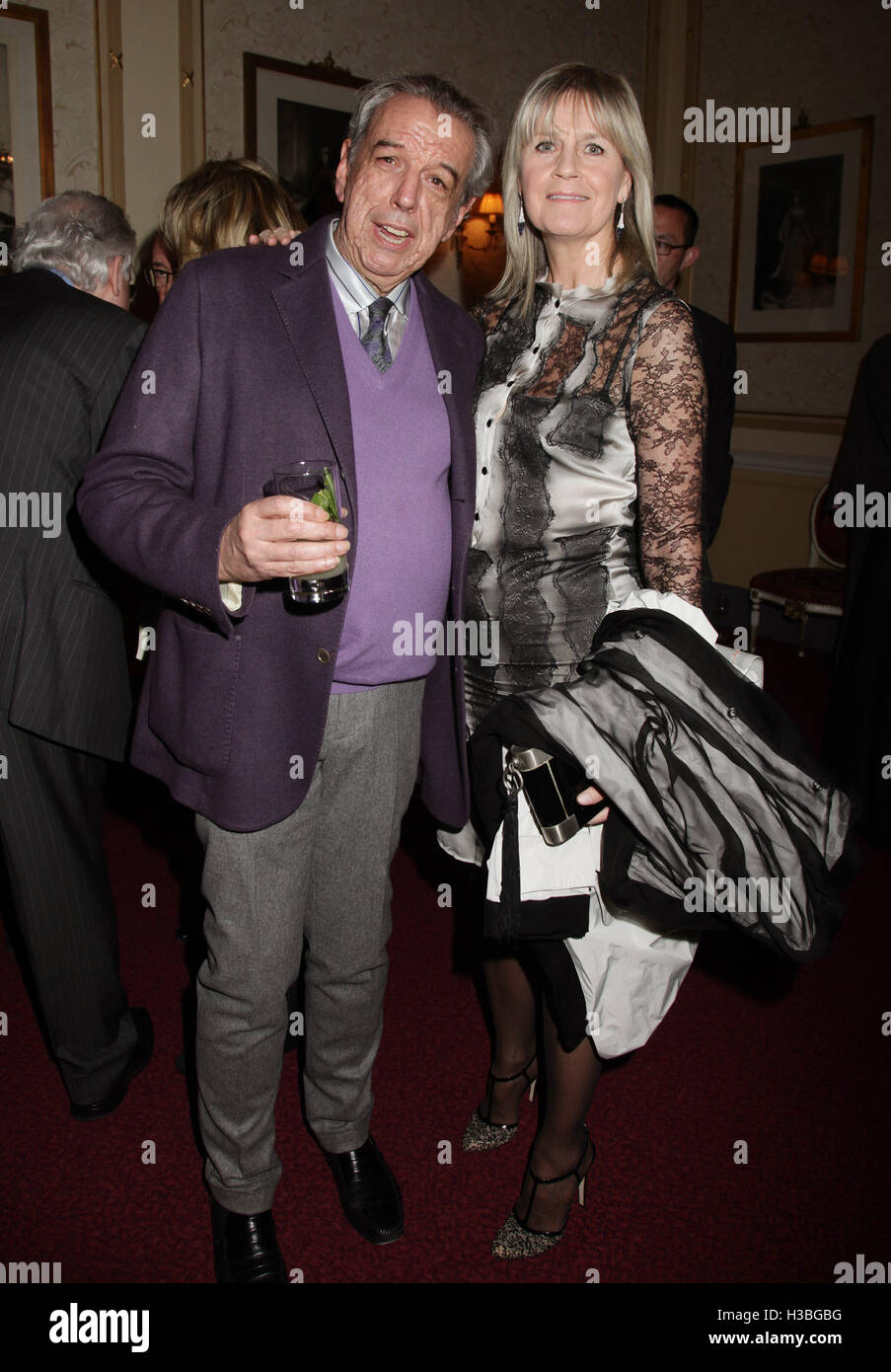 Vorher datiert bedingtes Foto 29.03.12 Songschreiber Rod Temperton und seine Frau Kathy Teenage Cancer Trust Konzertbesuch in der Royal Albert Hall in London. Herr Temperton, dem Songwriter hinter Hits wie Michael Jacksons Thriller und Rock With You, ist im Alter von 66 nach einem Kampf mit dem Krebs gestorben. Stockfoto