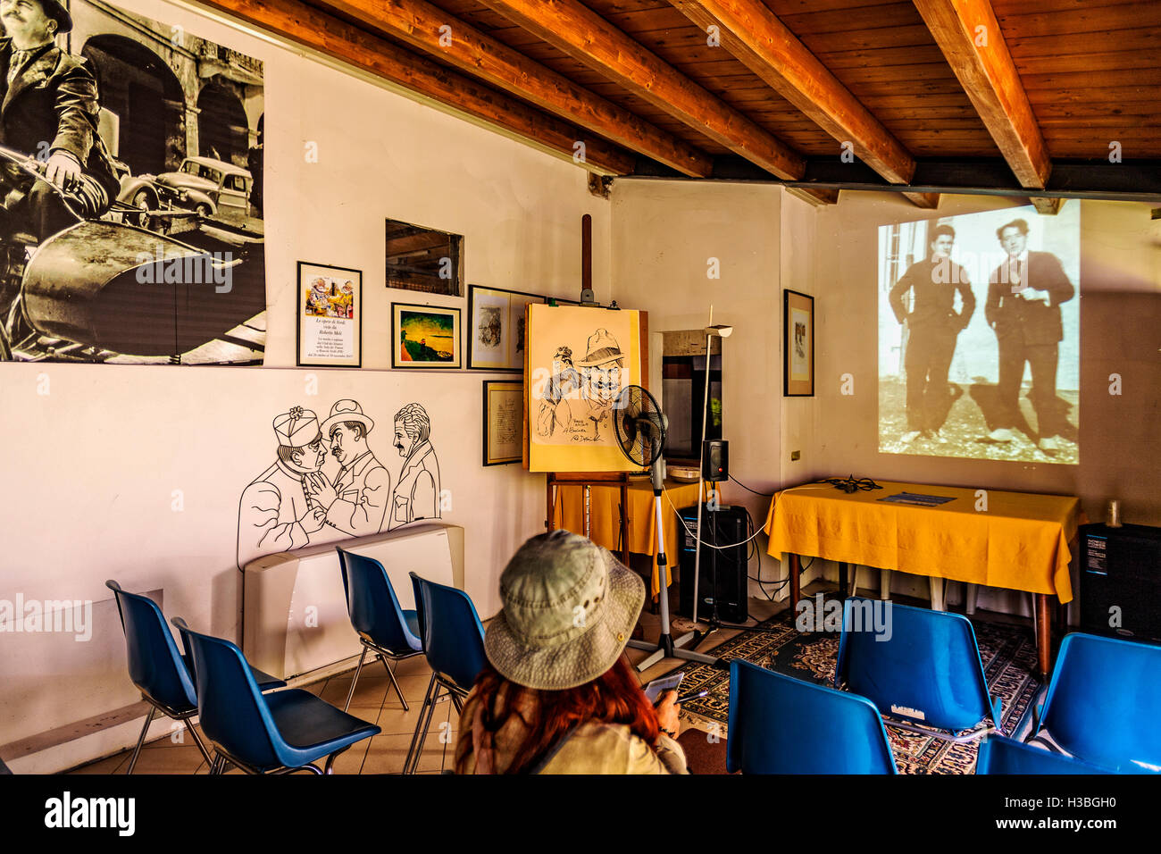 Italien Emilia Romagna Roncole Verdi - ex-Restaurant Guareschi, der gearbeitet hat, für 30 Jahre unter der Leitung von Guareschi Familie in 1995 es in Casa Guareschi--in der großen ehemaligen Speisesaal im Erdgeschoss umgewandelt wurde bereitete die Anthologie permanente Giovannino Vaterunser: die Ausstellung wurde von Alberto und Carlotta Kinder im Jahr 2008 anlässlich die Hundertjahrfeier der Guareschi - ein kurzes Video projiziert (10 Minuten) von Egidio Bandini liest einen Brief, geschrieben von Giovannino in entwickelt 1964 für die Schüler eine illustrierte Professor von Civitavecchia, als eine logische Folge, unveröffentlichte Filme Phot Stockfoto