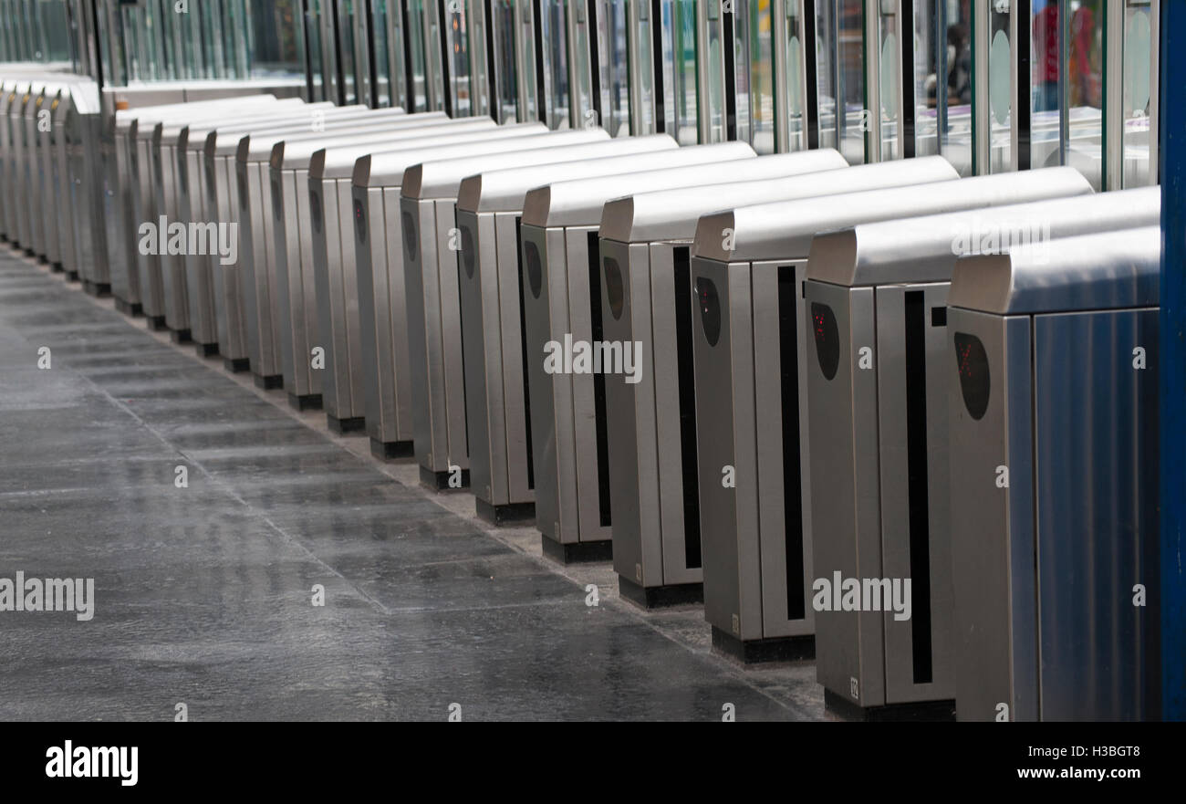 Automated Ticket Schranken am Bahnhof Gare de l ' est Paris, Ile-de-France, Frankreich Stockfoto