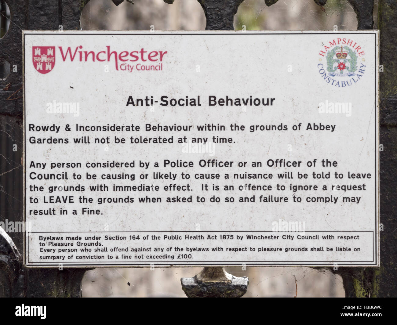 Anti-soziales Verhalten Warnschild am Klostergarten, Winchester, Hampshire, England, UK Stockfoto