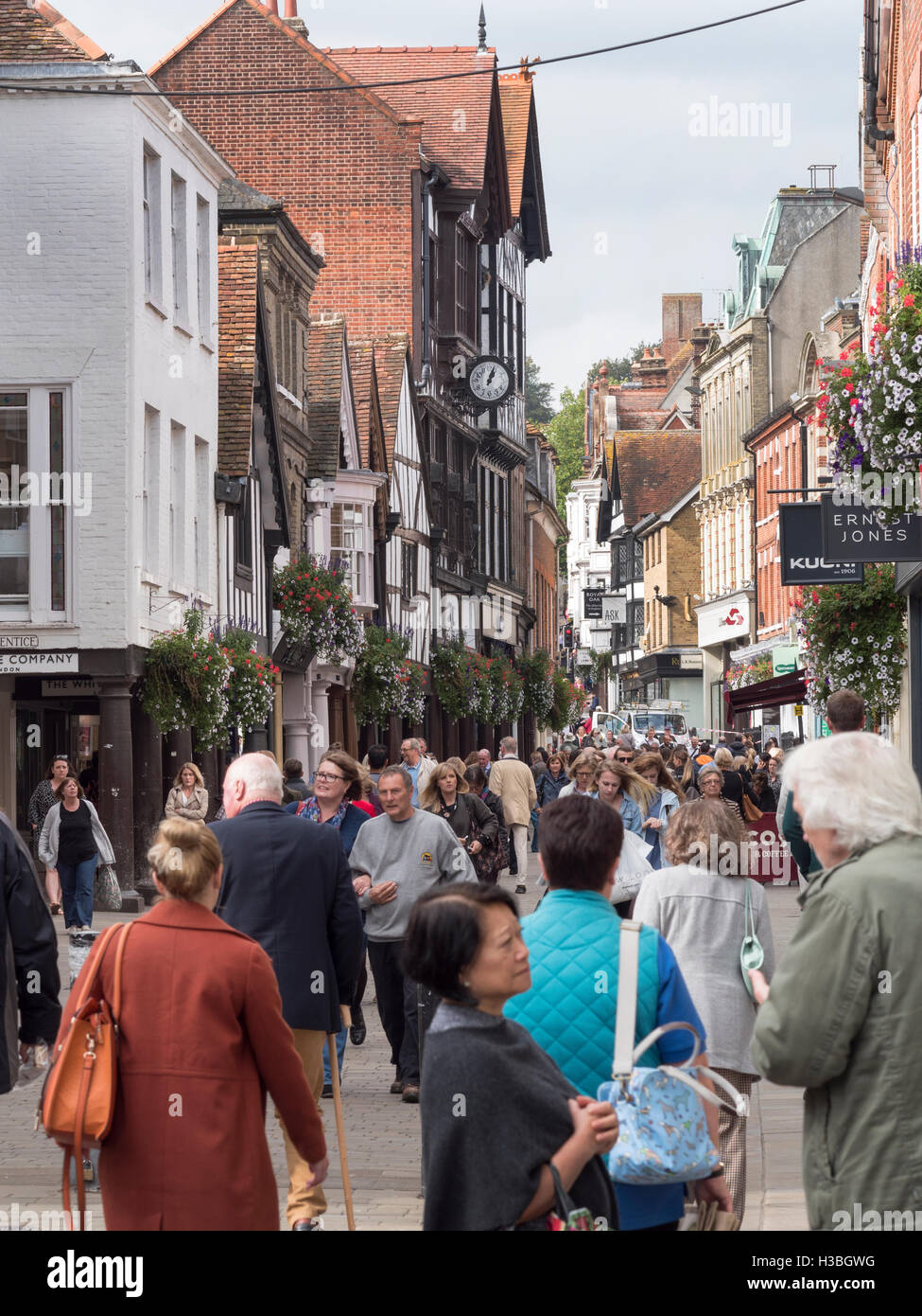 Krähte Shopper in Winchester High Street, Winchester, Hamsphire, England, UK Stockfoto