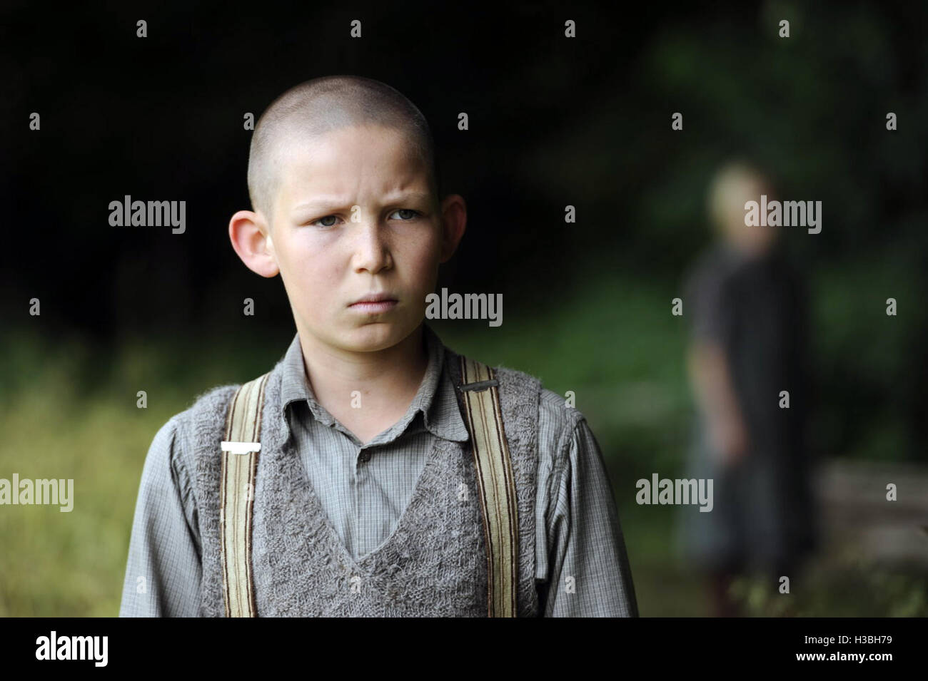 Nebel im August (Deutsch: Nebel Im August) ist ein kommenden deutschen Drama Film unter der Regie von Kai Wessel.  Dieses Foto ist nur zu redaktionellen Zwecken und unterliegen dem Copyright von der Filmgesellschaft und/oder der Fotograf von dem Film oder der Firma zugeordnet und kann nur durch Veröffentlichungen im Zusammenhang mit der Förderung der oben genannten Film reproduziert werden. Eine obligatorische Gutschrift auf die Filmgesellschaft ist erforderlich. Der Fotograf sollte auch angerechnet werden, wenn bekannt. Stockfoto