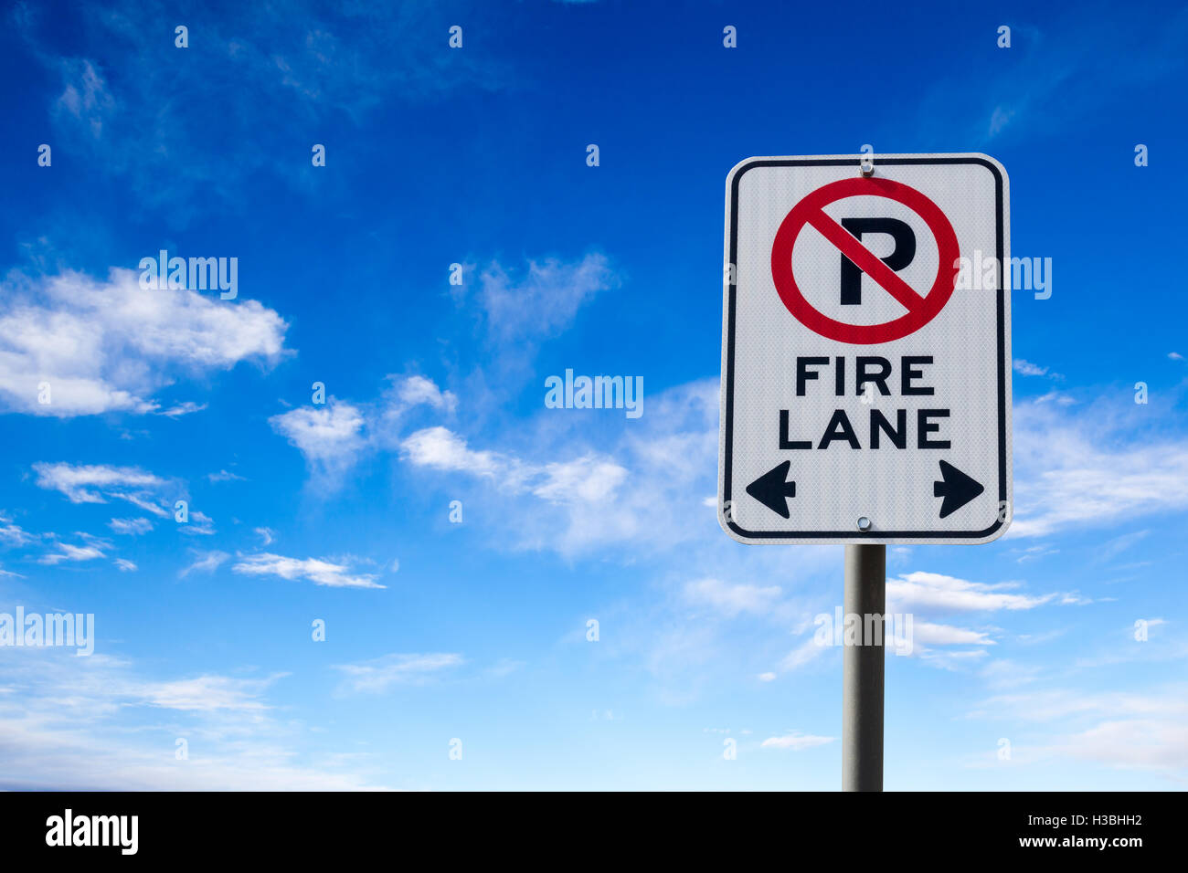 Ein Feuer Lane No Parking Zeichen vor einem blauen bewölkten Himmel mit Textfreiraum. Horizontale Ausrichtung. Stockfoto