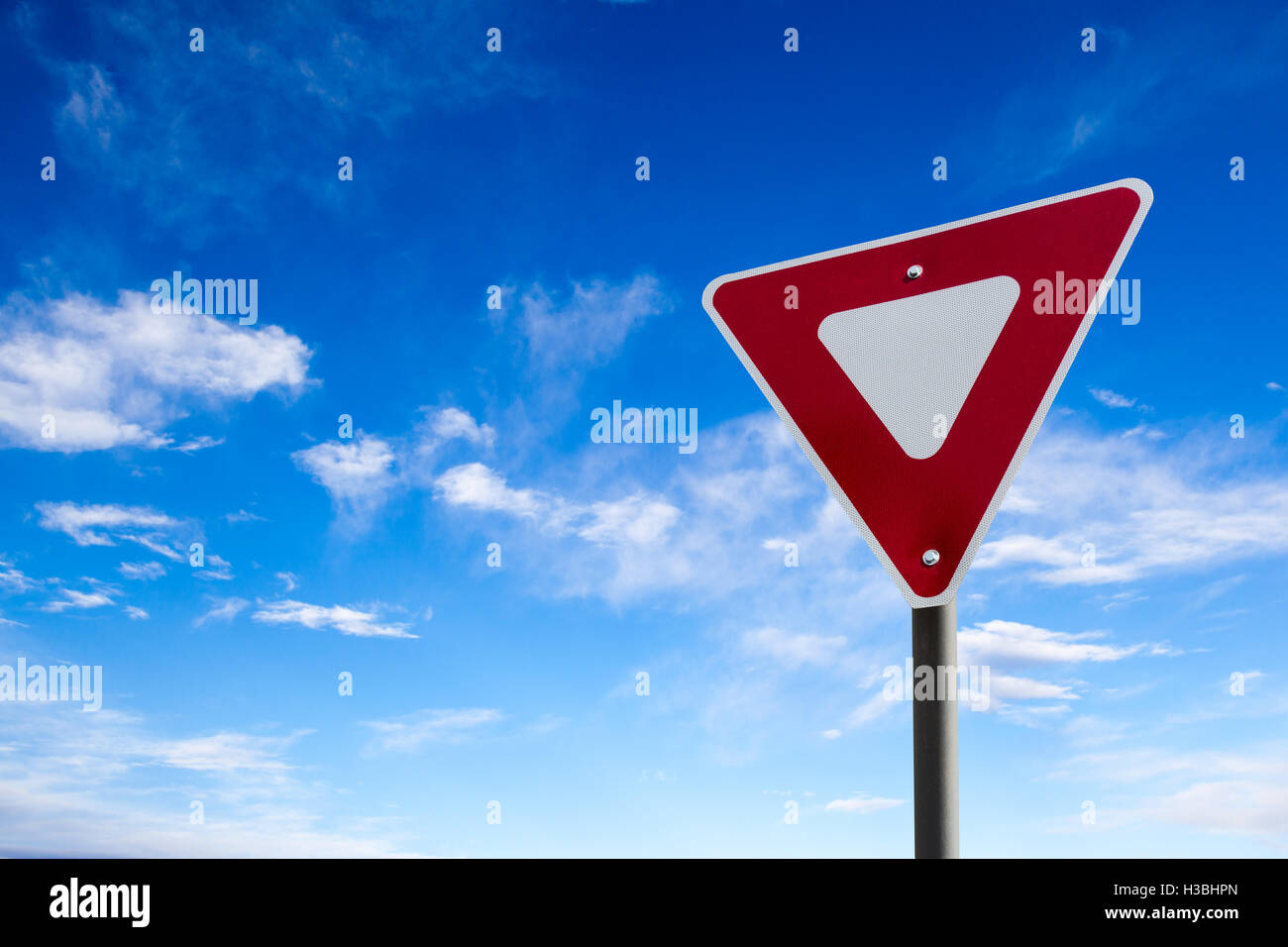Konzeptionelle Ertrag Zeichen vor einem blauen bewölkten Himmel. Stockfoto