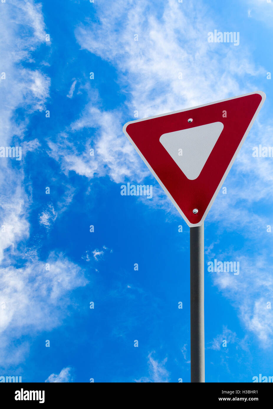 Verkehrszeichen vor einem blauen bewölkten Himmel mit textfreiraum Ausbeute. Vertikale Ausrichtung. Stockfoto